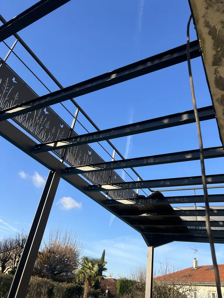 Terrasse métal sur mesure avec garde corps contemporain acier motif découpé au laser chantier sur St Didier au mont d’or proche de Lyon