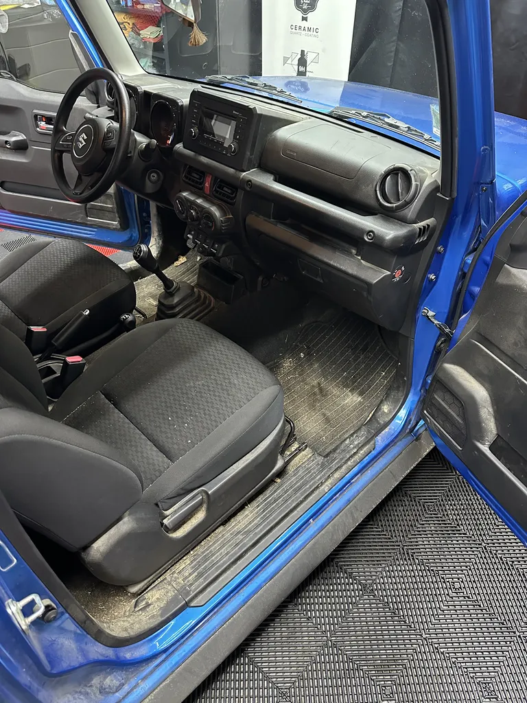 Nettoyage intérieur complet Suzuki Jimny très encrassé avec shampouinage moquettes intensif pour remise en état près de Torcy