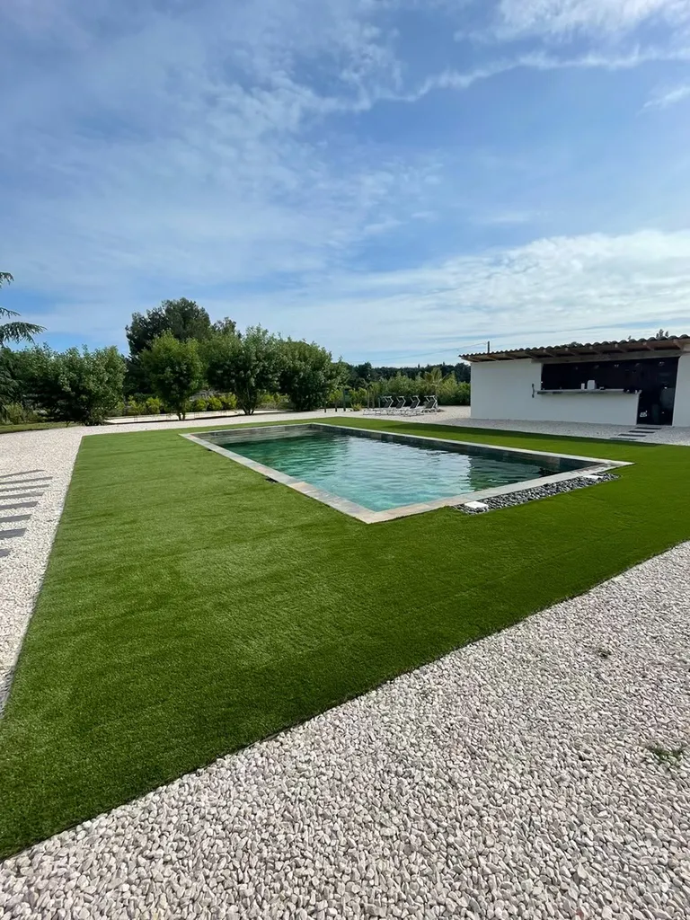 Engazonnement à Montpellier et création de pelouse dans l’Hérault : pose de gazon naturel en semis ou rouleaux par paysagiste spécialisé