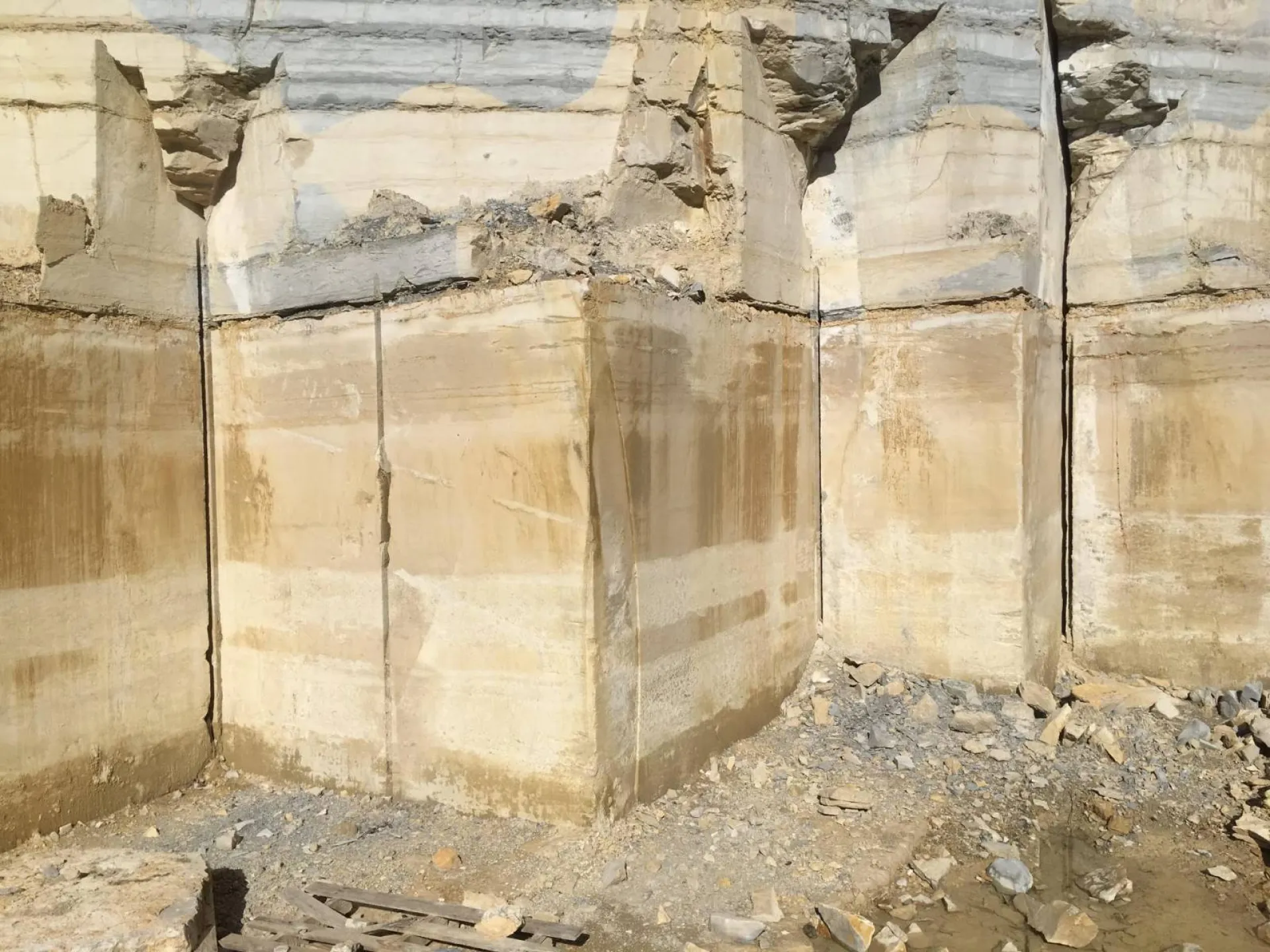La pierre de Dordogne pour dallage haut de gamme en pierre naturelle, livraison Bordeaux, Paris, Aix-en-Provence