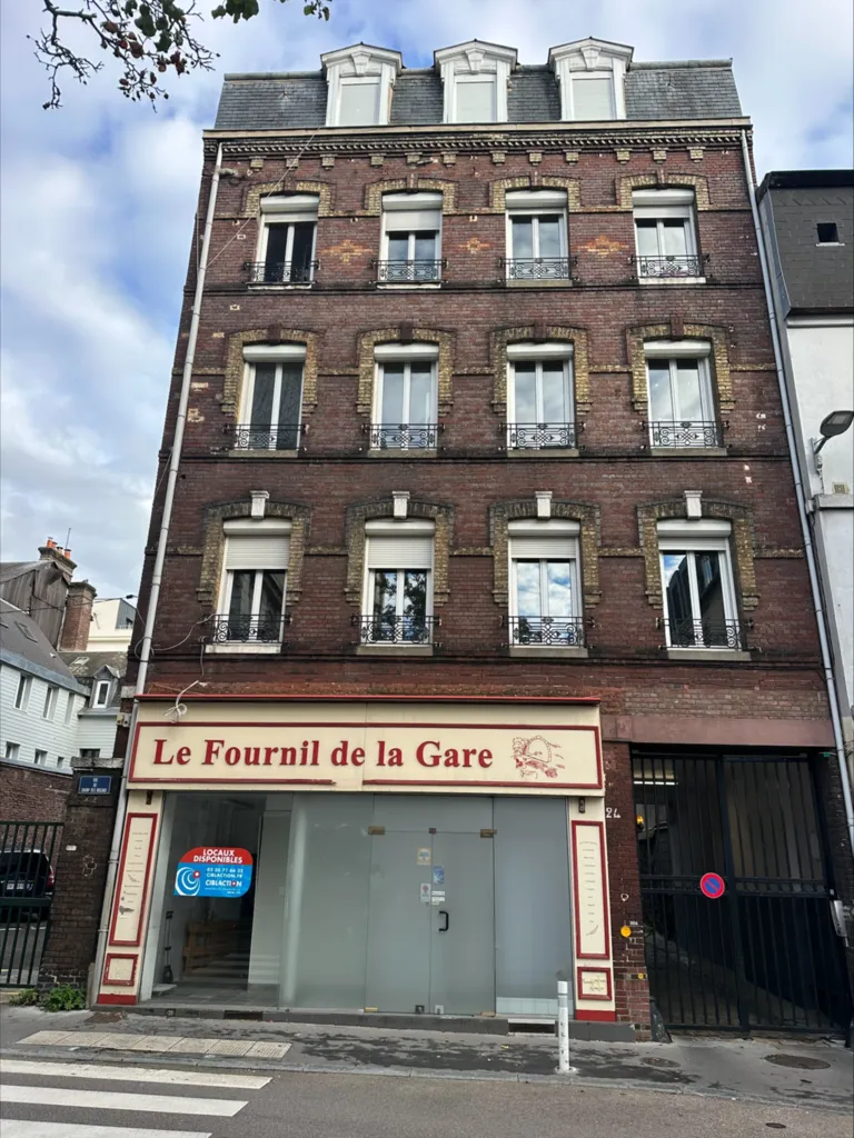 Local commercial en location de 176m², situé rue du Champ des Oiseaux à Rouen, 1150€ charges comprises