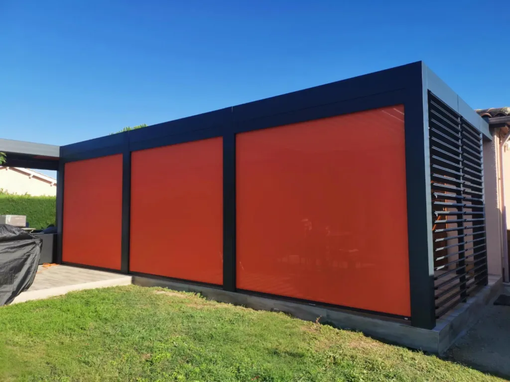 Installation de double auvent bioclimatique motorisé avec stores et garde-corps à Saint-Étienne-de-Tulmont pour terrasse design