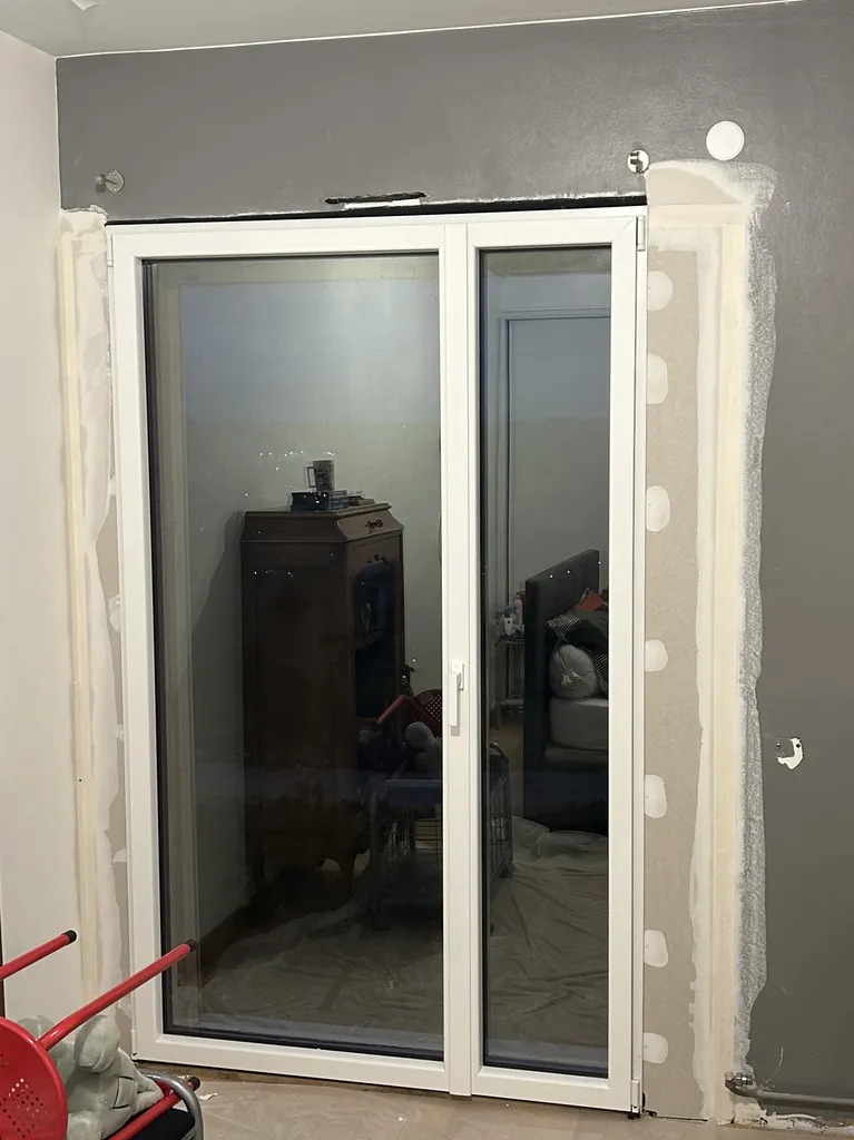 Reprise de l’isolation et du doublage après remplacement des fenêtres pour garantir une continuité thermique performante