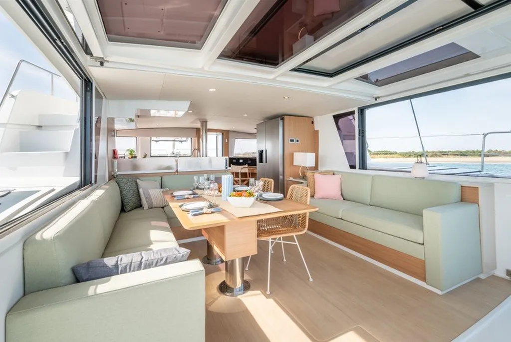 Location catamaran BALI quatre point six de quarante-six pieds avec salon flybridge élégant à Nice 06000 dans les Alpes-Maritimes