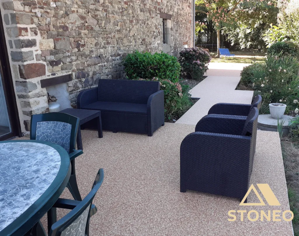Créez un espace détente intérieur, extérieur ou mixte (véranda, pergola ou patio) avec un sol en moquette de pierre. Contactez STONEO, votre expert 26, 07, 38 marbre résiné et gabions. Solutions professionnelles, hôtels, copropriétés, syndic, commerce dis