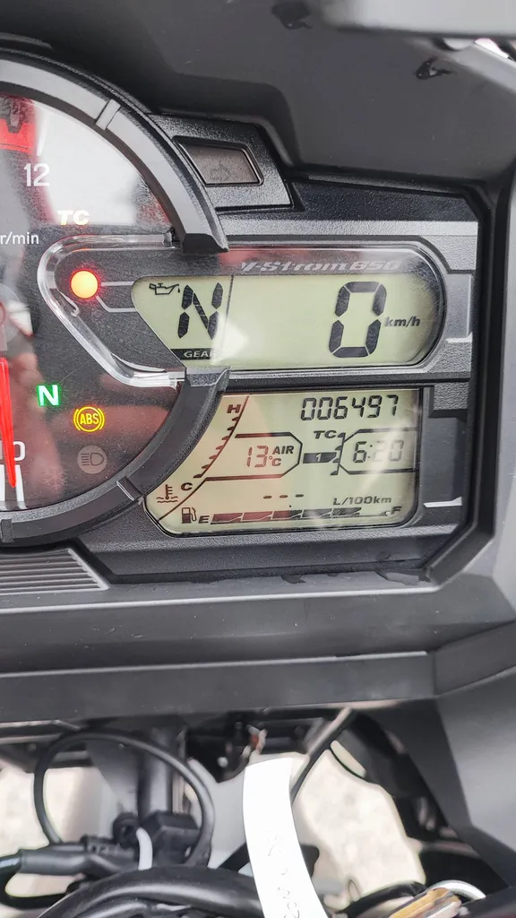 SUZUKI V-STROM 650 ADVENTURE DU 12/2017 AVEC 6500 KM.