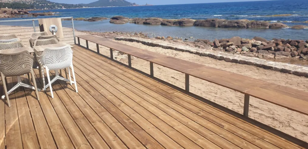 Pose d'un bardage 3D en pin douglas à St Raphael