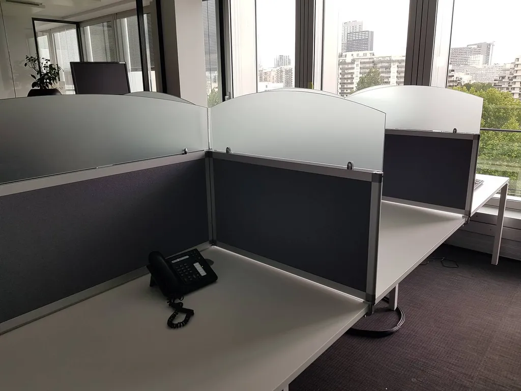 Agencement de bureaux et écrans acoustiques dans un open-space à Orange