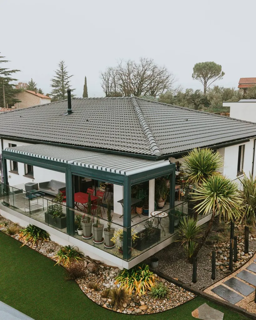 Pergola à Saint-Gilles : l'élégance de l’aluminium du gris anthracite