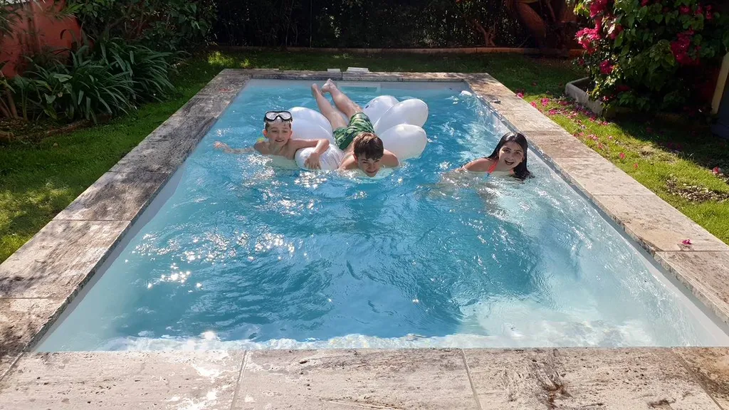 alliance piscines starlite avec banquette  enfants dans l'eau