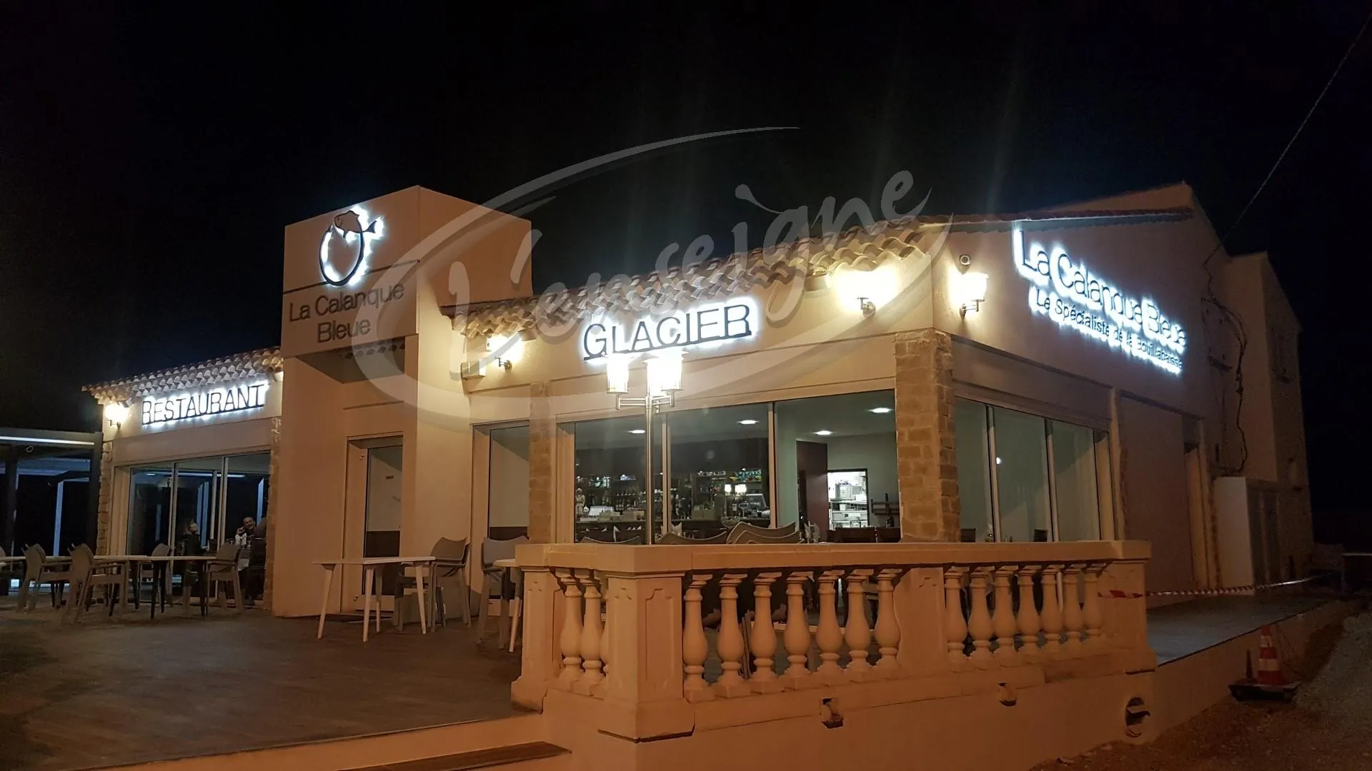 Enseigne lumineuse rétro éclairée à Marseille