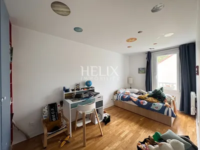 A vendre dans un quartier agréable et tranquille à Saint-Germain-en-Laye une jolie maison de 144 M² sur 3 niveaux avec jardin et sans vis à vis.