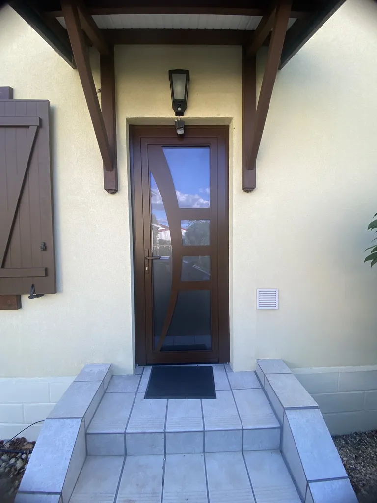 Porte d'entrée aluminium Pierret sur mesure coloris Terre RAL 8028 installée sur le Bassin d'Arcachon 