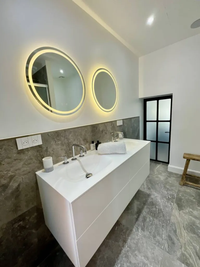 Une salle de bains lumineuse et cosy à Venelles conçu par l'agence d'architecture Inspirations d'intérieurs à Pertuis