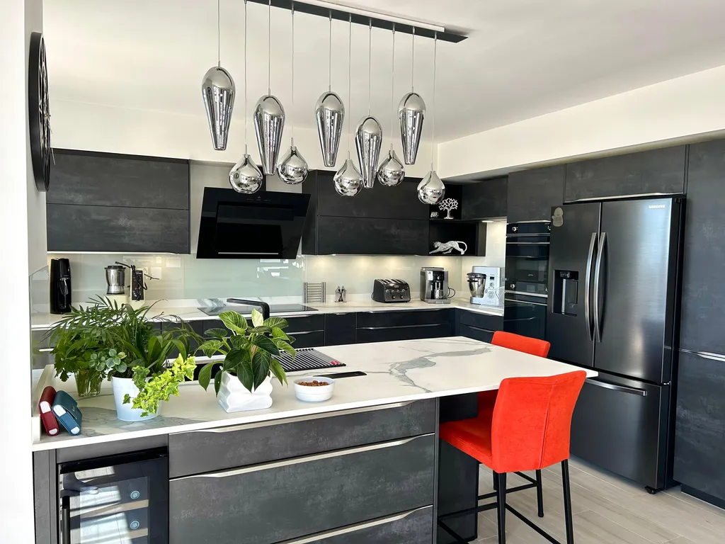 Cuisine avec ilot central et plan de travail en Céramique à Saint-Orens-de-Gameville, près de Toulouse