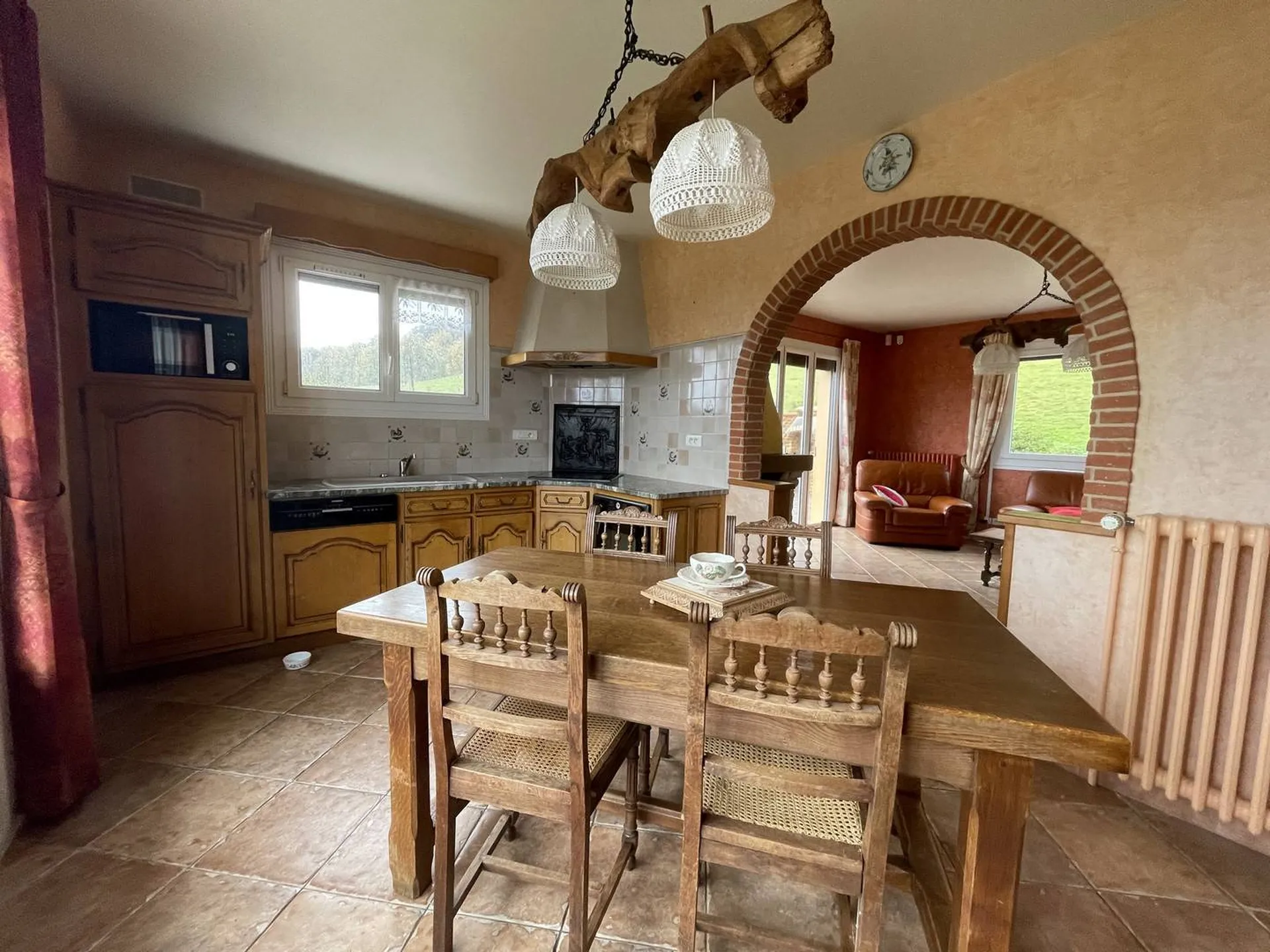 **Propriété en bord de forêt à vendre en Normandie** : Maison avec salon plein sud, cheminée et baies vitrées offrant une luminosité exceptionnelle, à quelques pas de la forêt d'Eawy.