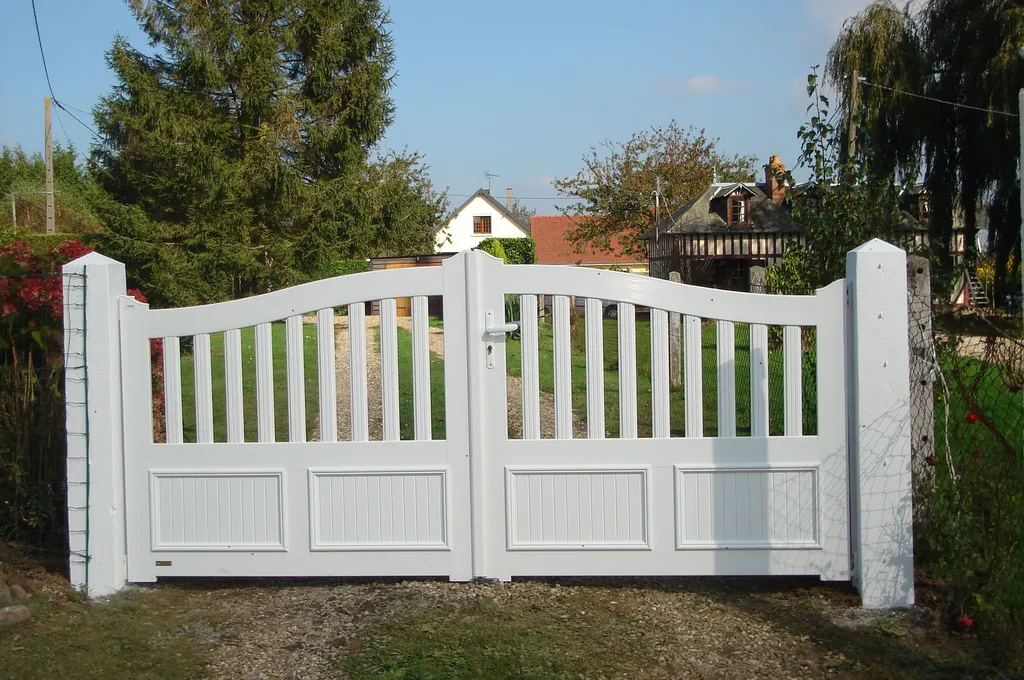 Installation de Portail Battant PVC et Alu Sur-Mesure, Motorisation et Clôtures de Propriété à Port-Jérôme-sur-Seine en Seine-Maritime 76 et Notre-Dame-de-Gravenchon