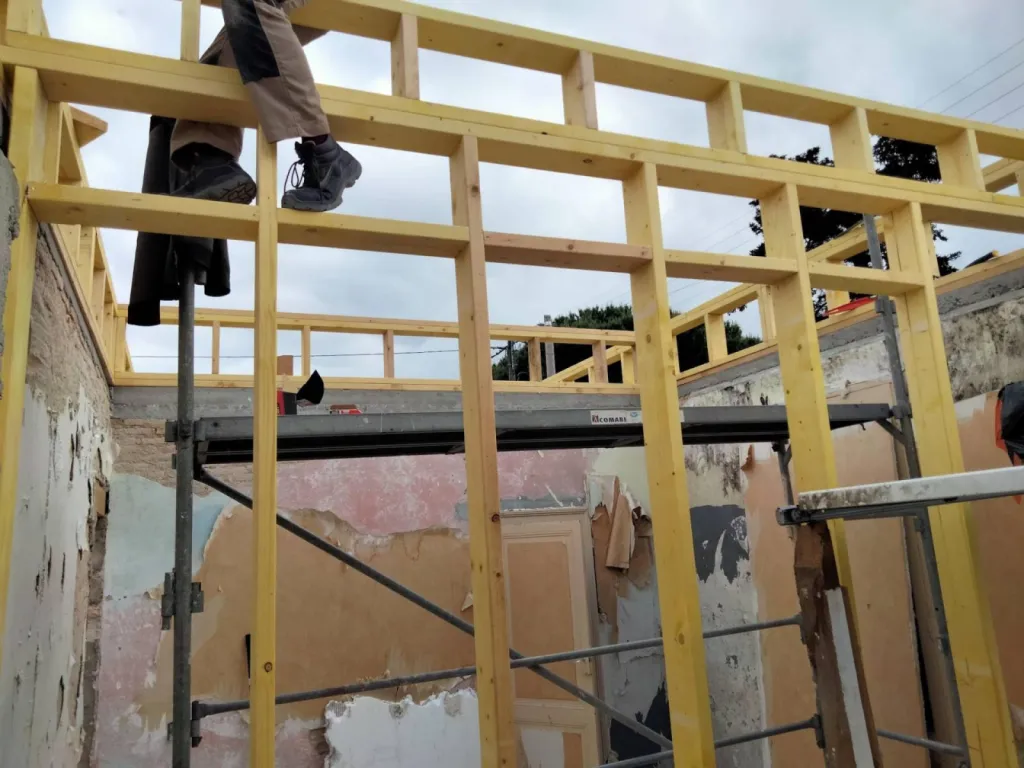Qui contacter pour agrandir sa maison avec une surélévation bois vers Gujan Mestras 33