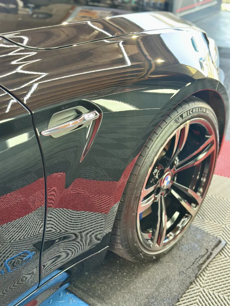 Detailing auto lyon spécialiste du traitement céramique et de la protection carrosserie sur BMW M2 voiture sportive