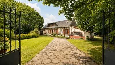 Longère à vendre à Preuseville, cette maison de caractère développe environ 148 m² habitables sur un terrain arboré de 2 260 m².