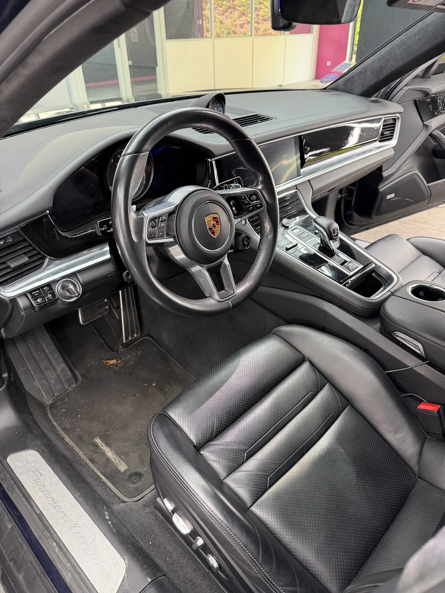 Service premium de nettoyage intérieur et extérieur à Veauche pour Porsche Panamera Turbo avec soin esthétique avancé et finition irréprochable