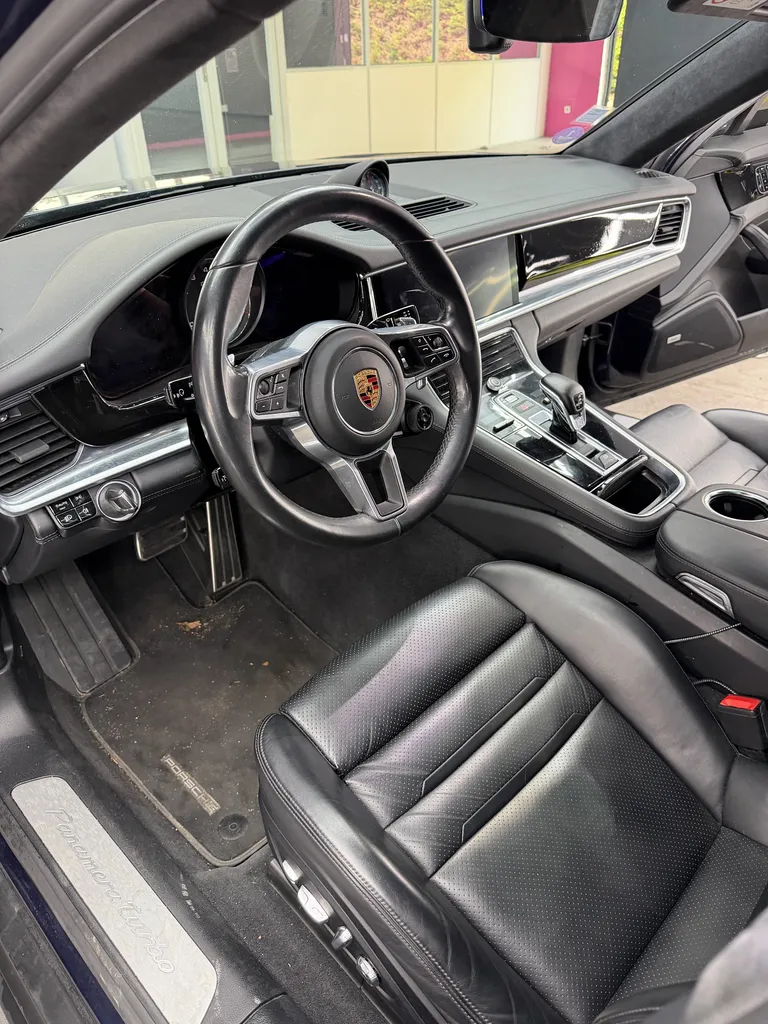 Service premium de nettoyage intérieur et extérieur à Veauche pour Porsche Panamera Turbo avec soin esthétique avancé et finition irréprochable