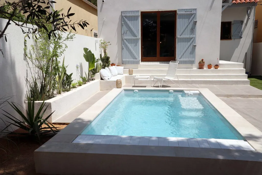 Modèle City 4x2m à Bandol avec fond plat et margelles antidérapantes – mini piscine design et facile à entretenir.