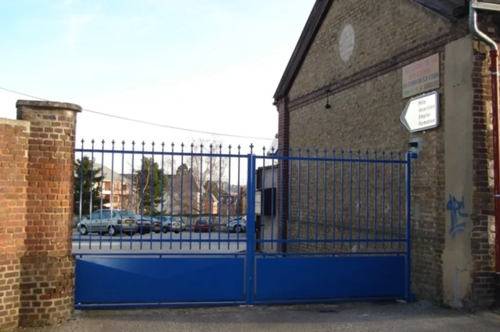 Portail métallique rétro de forme droite