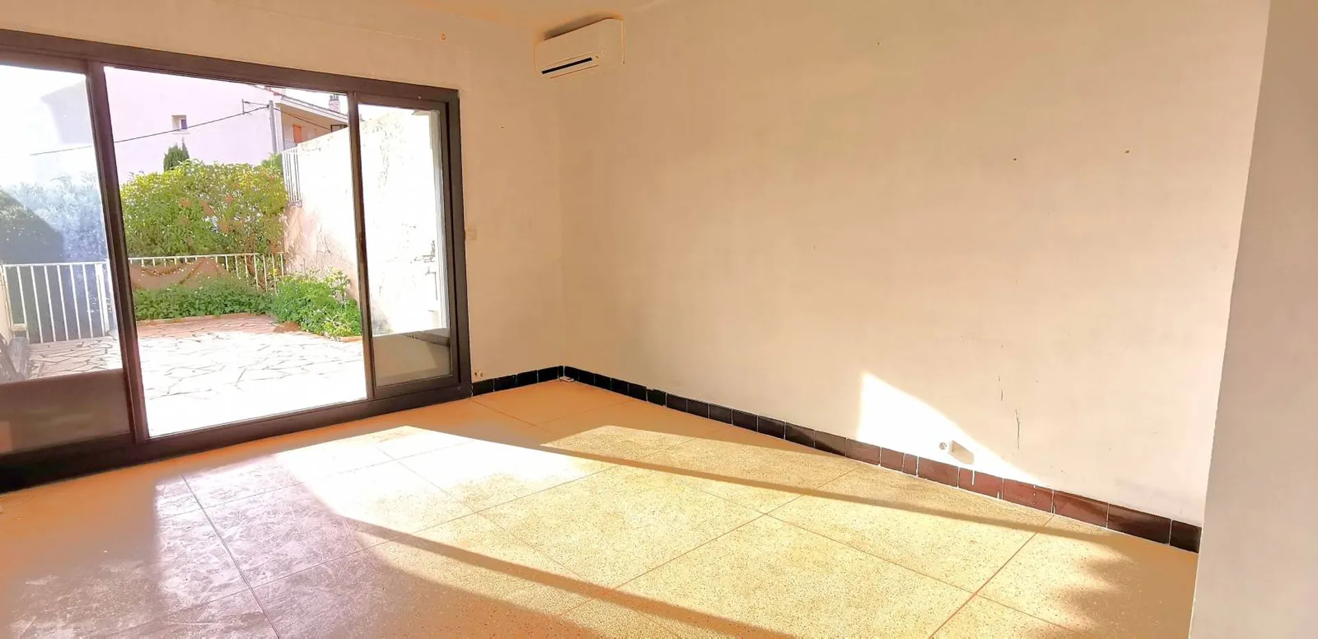 Appartement T2 Cassis  en rez-de-chaussée avec spacieuse terrasse vue mer dans résidence fermée derrière le port