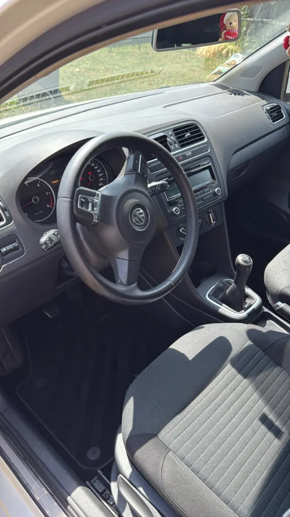 Nettoyage automobile complet à domicile à Andrézieux-Bouthéon : aspiration, dégraissage, soin des textiles et restauration esthétique intérieur professionnel