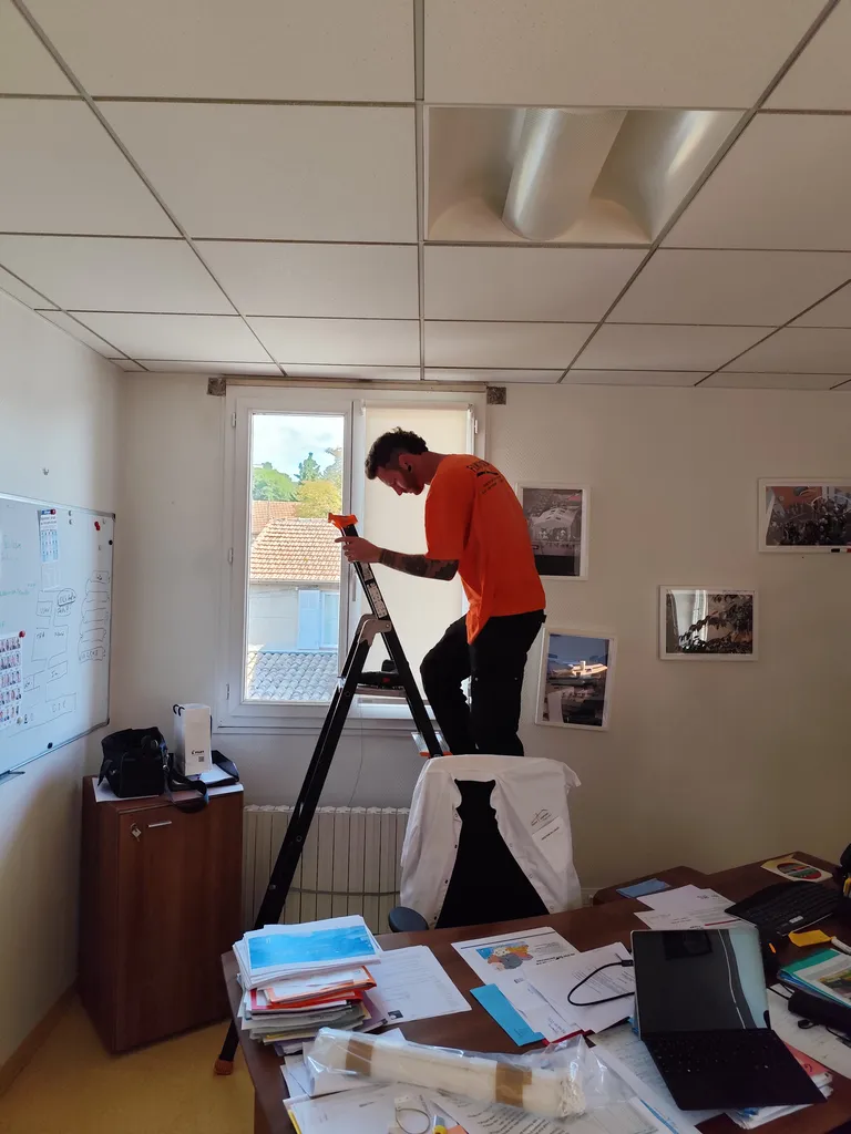 Installation de stores enrouleurs et bandes verticales anti éblouissement et anti chaleur pour locaux professionnels à Marignane - Solution design et thermique sur mesure