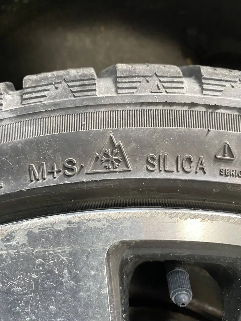 Les pneus 3PMSF sont reconnaissables à leur pictogramme en forme de montagne à 3 pics et le flocon de neige