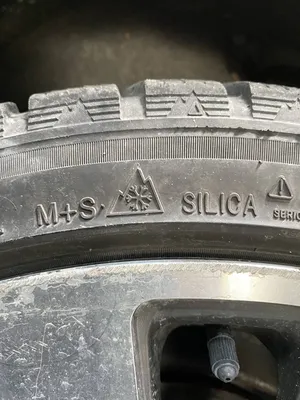 Les pneus 3PMSF sont reconnaissables à leur pictogramme en forme de montagne à 3 pics et le flocon de neige