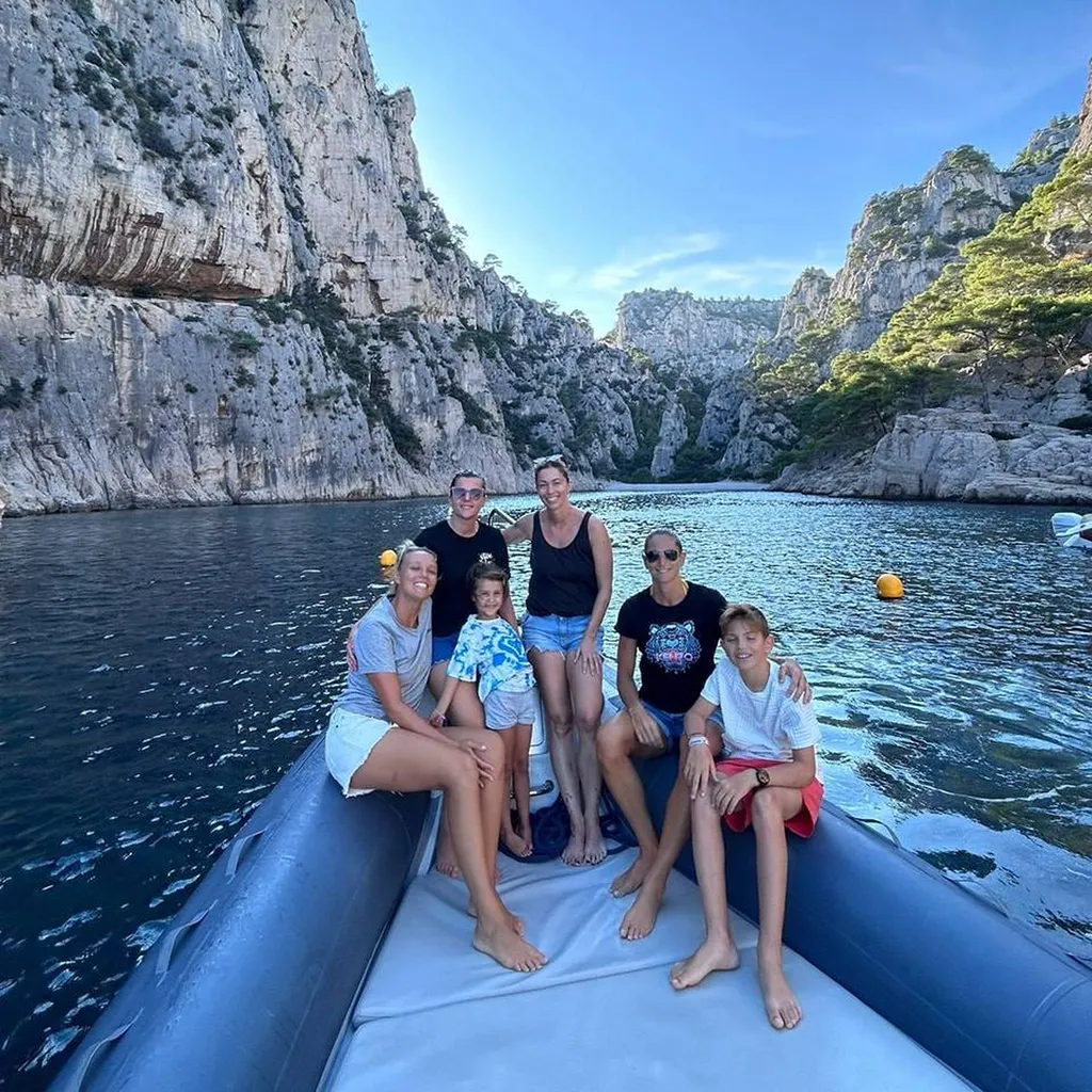 Bateau de l’Eden Boat naviguant dans les Calanques, une expérience unique au départ de La Ciotat.