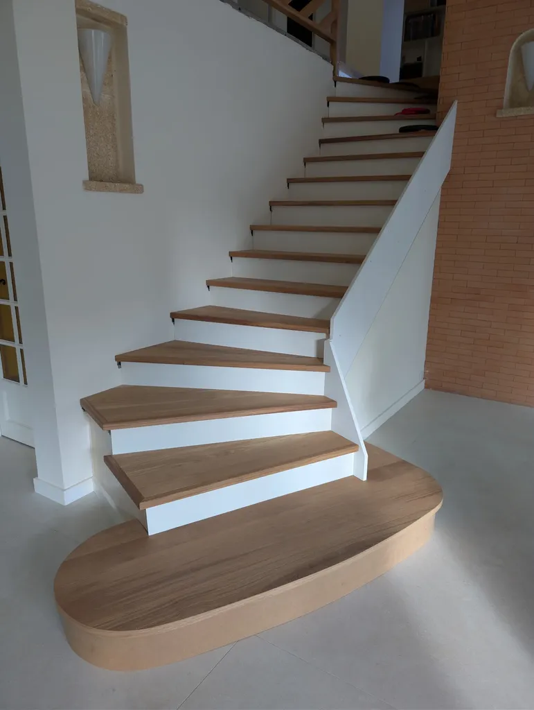 Escalier bois massif sur mesure Lauragais, fabrication artisanale et installation personnalisée