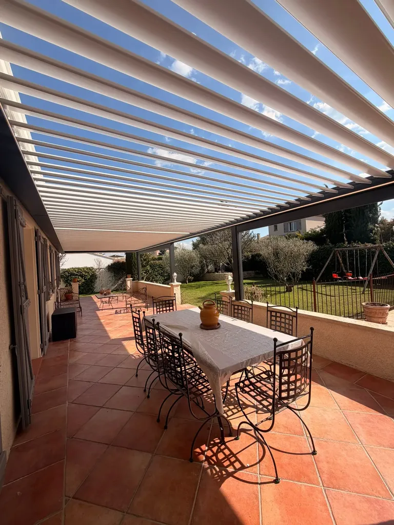 Installation pergola bioclimatique aluminium dimensions XXL avec lames orientables et poteaux déportés pour grande terrasse de villa avec piscine à Cannes