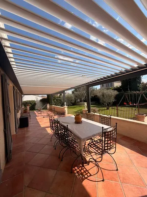 Installation pergola bioclimatique aluminium dimensions XXL avec lames orientables et poteaux déportés pour grande terrasse de villa avec piscine à Cannes