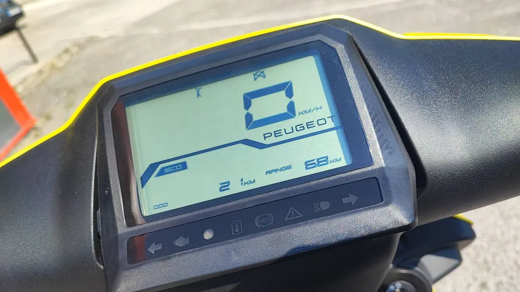 PEUGEOT KISBEE SE ÉLECTRIQUE 50cc DU 04/2025 AVEC 100 KM.