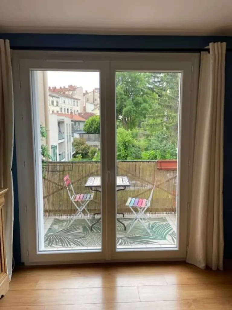 Installation de fenêtre en PVC avec volets persiennes PVC dans un immeuble à la Croix-Rousse en région Rhône-Alpes