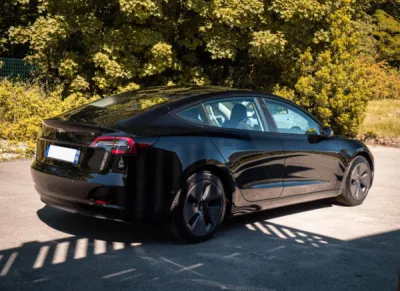 Tesla model 3 noir protégée avec le film de protection XPEL