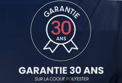 logo de garantie 30 ans sur la coque des piscines alliance piscines toulon dans le var