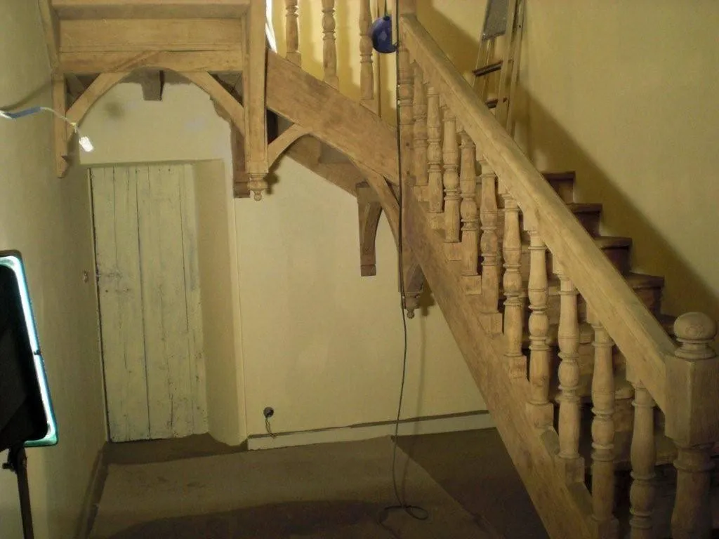 restauration d'un escalier en bois par aérogommage en Gironde