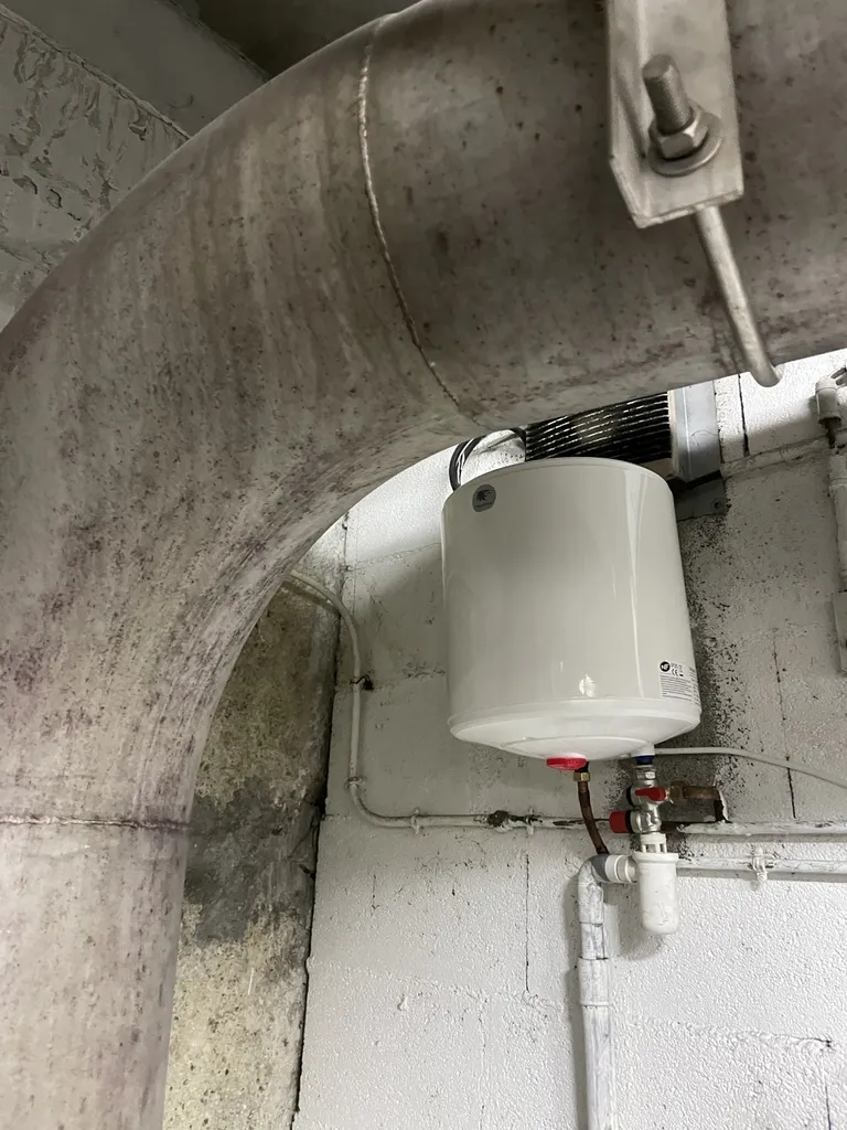 fuite d’eau import dépannage urgent de plomberie Villeurbanne - remplacement d’un chauffe-eau électrique percé à Villeurbanne proche de Lyon 6eme - fuite ballon d’eau chaude recherche de fuite et réparation fuite d’eau Lyon Villeurbanne et sa région 