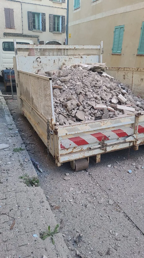 Location de benne à gravats de 4m3 à Vidauban pour rénovation et démolition : évacuation de pierres, béton et carrelage vers Fréjus.