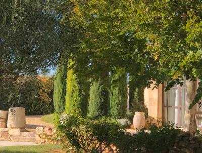Restauration de qualité à Roussillon pour un bastidon de hameau de charme