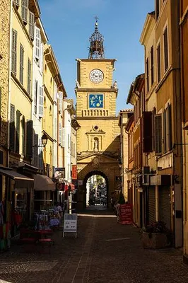 Location clef en main minibus avec chauffeur au départ de la gare d'Aix-en-Provence TGV pour vous rendre à Salon de Provence