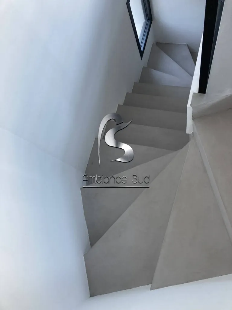 Revêtement escalier en béton ciré gris clair AD Lucem à La Valette du Var