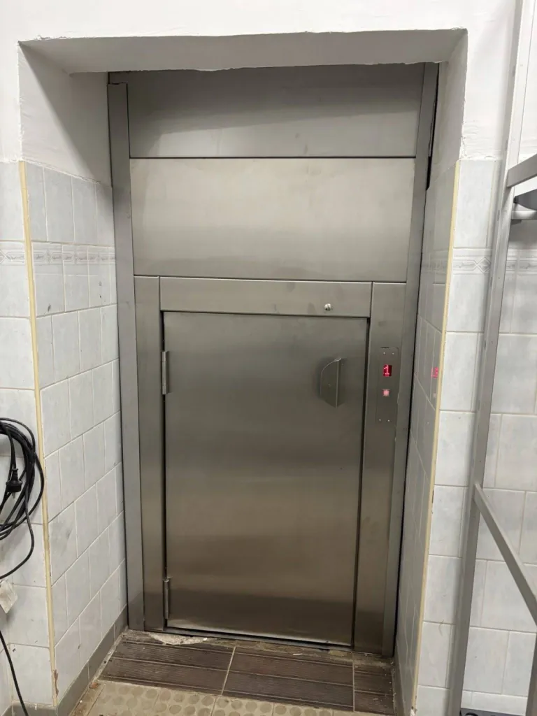 Accès réserve pour ce monte-charges 300 kgs SKG dans ce centre de loisirs près de Marseille