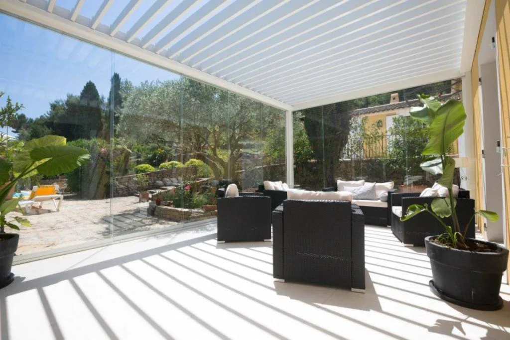 Parois coulissantes en verre sur pergola bioclimatique Parois coulissantes en verre sur pergola bioclimatique