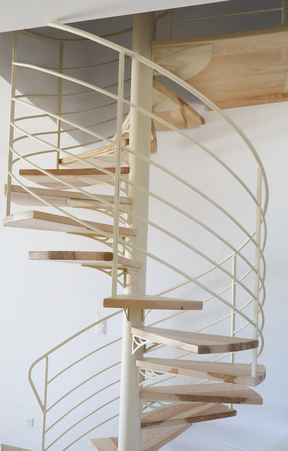 Escalier hélicoïdal sur mesure bois et métal aux lignes courbes réalisé à Saint-Jean-le-Centenier